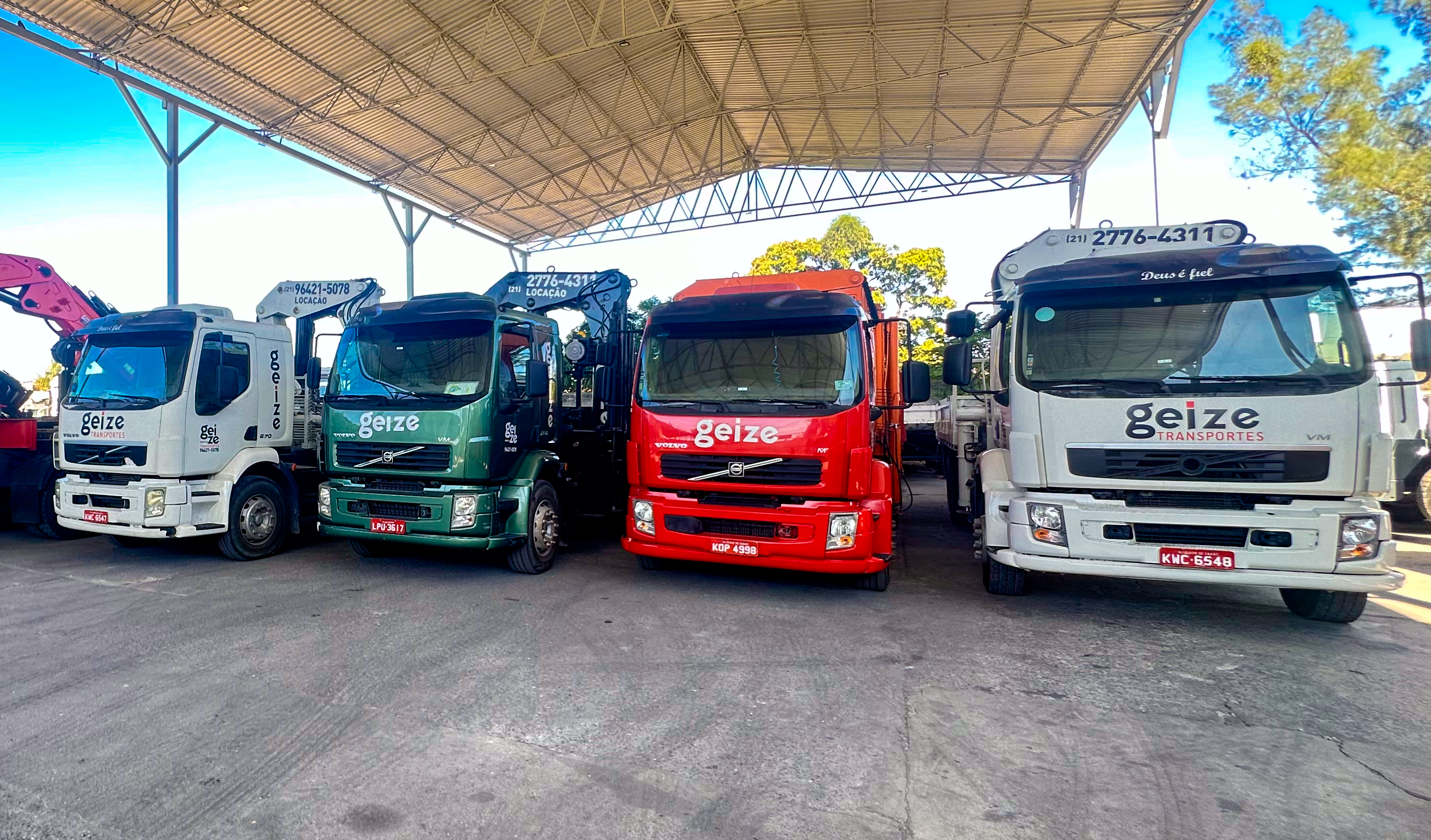 Imagem de fundo demonstrando o equipamento MUNCK 45 TONELADAS em operação