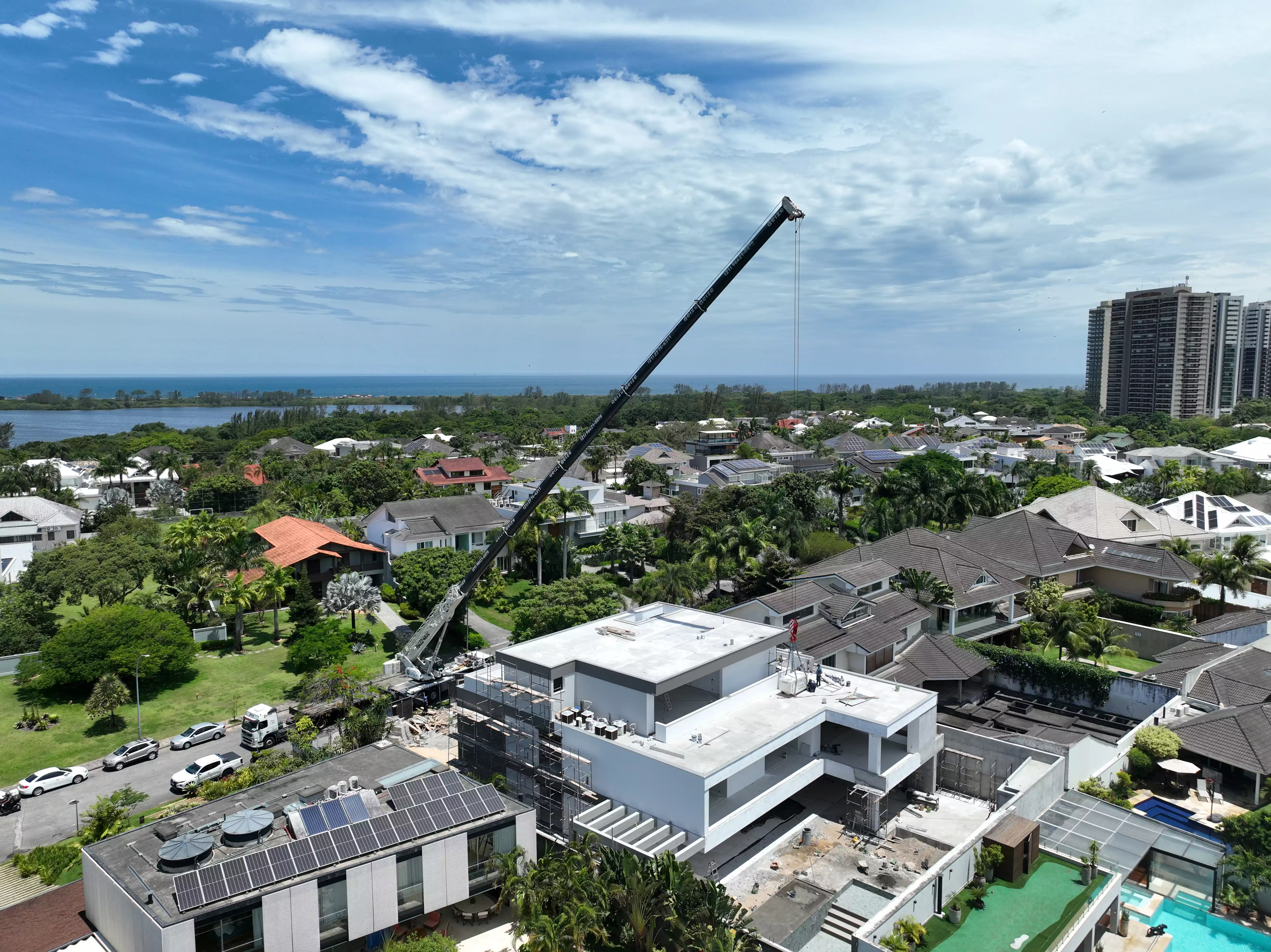 Imagem de fundo demonstrando o equipamento GUINDASTE XCMG 110 TONELADAS em operação