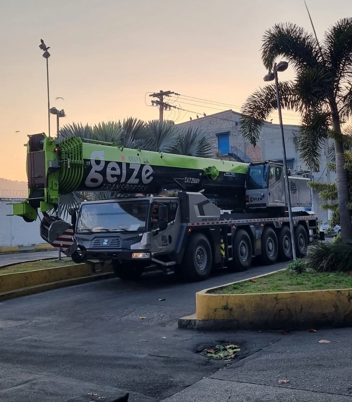 Equipamento da frota: GUINDASTE ZOOMLION 250 TONELADAS