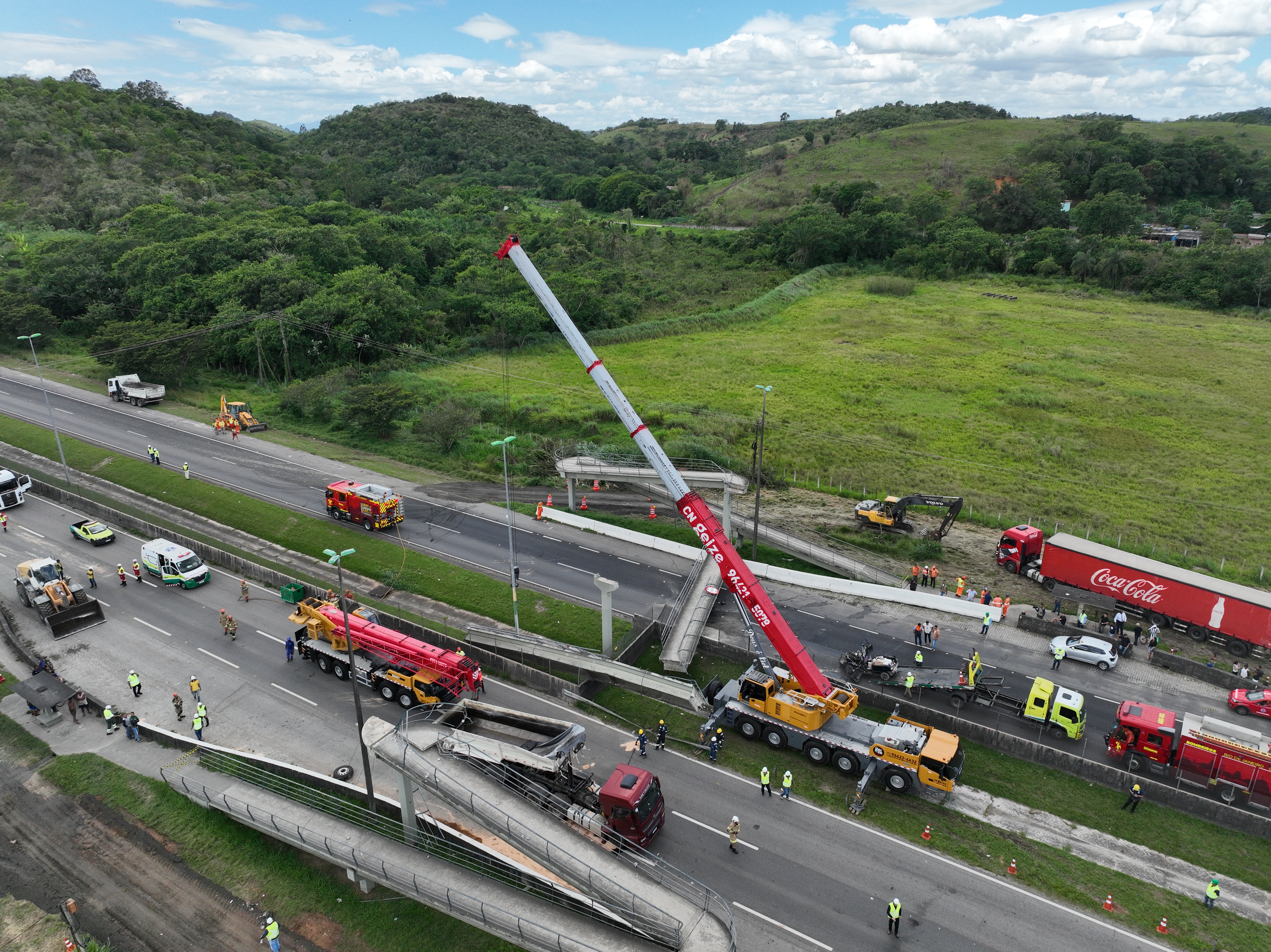 Imagem de fundo demonstrando o equipamento GUINDASTE SANY 220 TONELADAS em operação