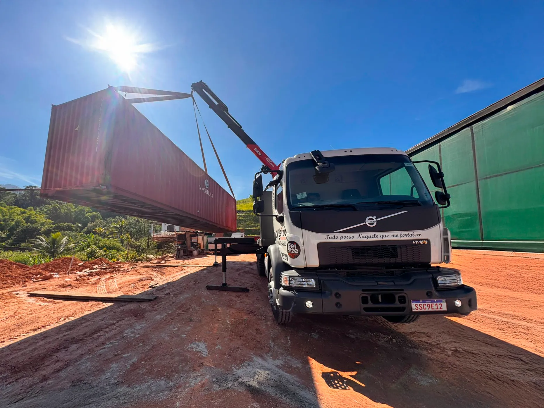 Imagem de fundo demonstrando o equipamento MUNCK 70 TONELADAS em operação
