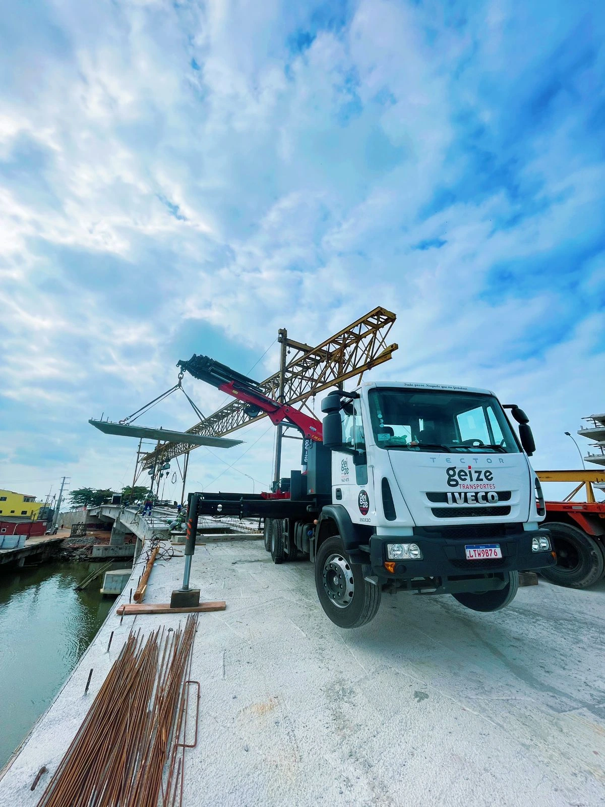 Guindaste autopropelido em montagem de estruturas: o que planejar antes